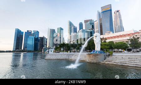 MARINA BAY , SINGAPUR - 15. OKTOBER 2022 : Merlion Park und ikonisches Gebäude rund um Marina Bay am Morgen . Stockfoto