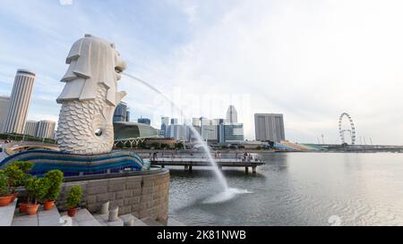 MARINA BAY , SINGAPUR - 15. OKTOBER 2022 : Merlion Park und ikonisches Gebäude rund um Marina Bay am Morgen . Stockfoto