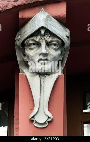 Mascaron an der alten Gebäudefassade in Kiew, Ukraine Stockfoto