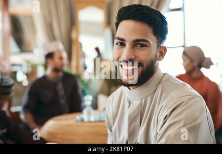 Ich war so glücklich während dieses ramadan. Ein junger Geschäftsmann verbrachte Zeit mit seiner Familie während des ramadan. Stockfoto