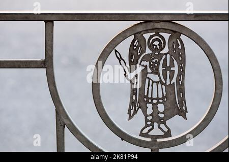 Engel mit einer Schwertsilhouette am Straßenzaun in Kiew, Ukraine Stockfoto