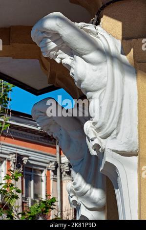 Atlas auf der alten Gebäudefassade in Kiew, Ukraine Stockfoto