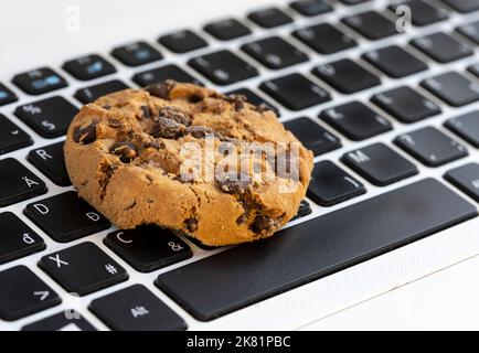 Schokolade auf der Tastatur Symbol für Internet-Cookies Stockfoto