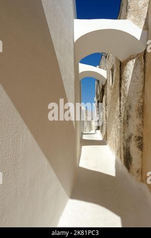 Bogen einer schmalen Straße im Dorf Emporio, Insel Santorini, Griechenland Stockfoto