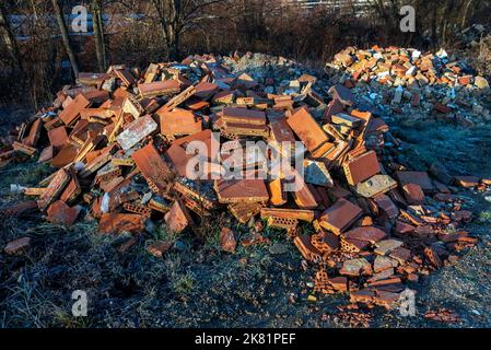 Haufen von Bauabfällen, Beton und Ziegel Stockfoto