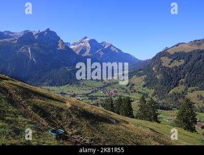 Dorf Gsteig bei Gstaad und hohe Berge. Stockfoto