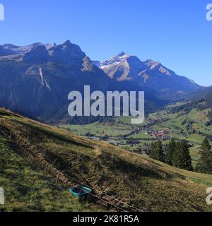 Dorf Gsteig bei Gstaad und hohe Berge. Stockfoto