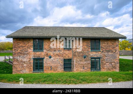 Koloniale Architektur in einem Garnisonsgebäude außen. Detail der Fenster. Fort York ist eine National Historic Site von Kanada. Stockfoto