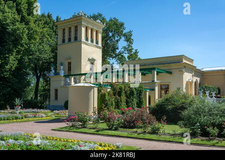 Peterhof, Zarizyn-Pavillon am Olga-Teich, Blick aus dem Garten Stockfoto