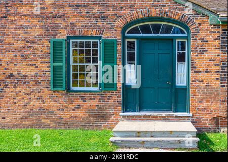 Koloniale Architektur in einem Garnisonsgebäude außen. Detail von Fenster und Tür. Fort York ist eine National Historic Site von Kanada. Stockfoto