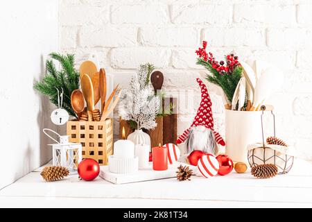 Ein Fragment einer weißen hölzernen Küchenarbeitsfläche mit verschiedenen Küchenartikeln und Weihnachtsdekorationen in einem modernen Stil, mit eigenen Händen gemacht Stockfoto