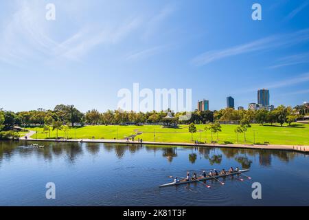 Adelaide, Südaustralien - 23. Februar 2020: Der Fluss Torrens wurde an einem hellen Tag in Richtung Elder Park in Adelaide City gesehen Stockfoto