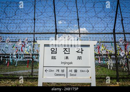 Südkoreanische Fahnen und Gebetsbänder sind am Zaun der Imjingak-Brücke der Freiheit in Paju, Südkorea, in der Nähe der entmilitarisierten Zone gebunden. Der nächstgelegene Punkt für Südkorea, um Nordkorea in Panmunjom zu erreichen. Das Gebiet verortet nicht nur die entmilitarisierte Zone, die Nord- und Südkorea trennt, sondern auch die Freiheitsbrücke, den dritten Angriffstunnel und den Bahnhof Dorasan. Stockfoto