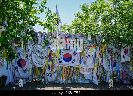 Südkoreanische Fahnen und Gebetsbänder sind am Zaun der Imjingak-Brücke der Freiheit in Paju, Südkorea, in der Nähe der entmilitarisierten Zone gebunden. Der nächstgelegene Punkt für Südkorea, um Nordkorea in Panmunjom zu erreichen. Das Gebiet verortet nicht nur die entmilitarisierte Zone, die Nord- und Südkorea trennt, sondern auch die Freiheitsbrücke, den dritten Angriffstunnel und den Bahnhof Dorasan. Stockfoto