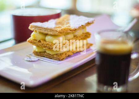 Ein mehrschichtiges Napoleon-Gebäck-Dessert in einem Restaurant in Bali, Indonesien Stockfoto