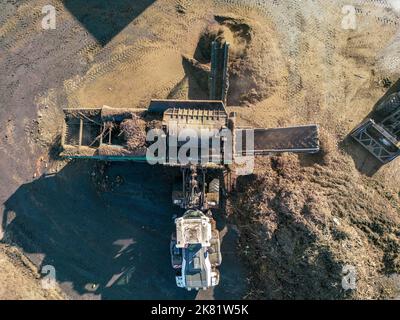 Kompostieranlage, Bioabfall wird kompostiert, nach Größe sortiert, kleinere Teile werden als Kompost wiederverwendet, gröbere Teile werden in einem Biomassekraftwerk und CO verbrannt Stockfoto