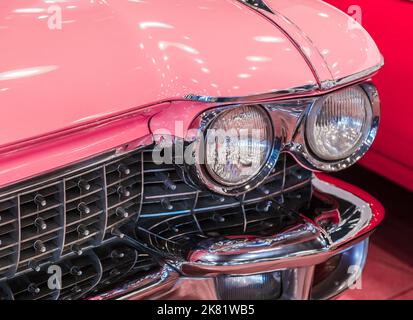 Istanbul, Türkei, 23. März 2019: Nahaufnahme von Pink Cadillac de Ville. Detail am Scheinwerfer von Vintage classic car. Selektive konzentrieren. Rosa Retro Stockfoto
