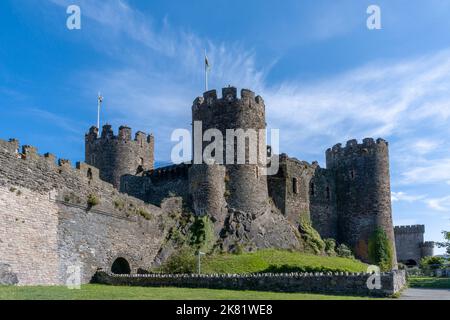 Conwy, Vereinigtes Königreich - 27. August 2022: Blick auf das mittelalterliche Conwy Castle in Nordwales Stockfoto