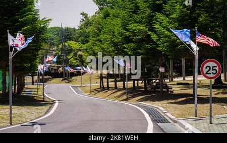 Panmunjom, Südkorea. 27.. Mai 2017. Auf dem Weg zur entmilitarisierten Zone in Panmunjom sind Flaggen von Südkorea, den Vereinten Nationen und den Vereinigten Staaten zu sehen. Der nächstgelegene Punkt für Südkorea, um Nordkorea in Panmunjom zu erreichen. Das Gebiet verortet nicht nur die entmilitarisierte Zone, die Nord- und Südkorea trennt, sondern auch die Freiheitsbrücke, den dritten Angriffstunnel und den Bahnhof Dorasan. (Bild: © Jasmine Leung/SOPA Images via ZUMA Press Wire) Stockfoto