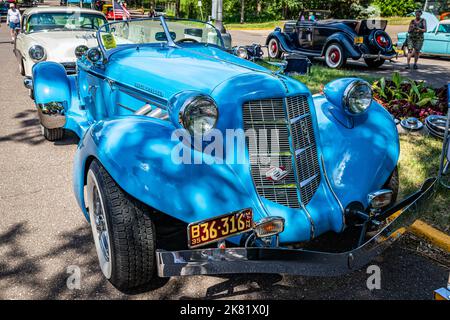 Falcon Heights, MN - 19. Juni 2022: Hochperspektivische Frontansicht eines 1935 Auburn 851 SC Boattail Speedster auf einer lokalen Automshow. Stockfoto