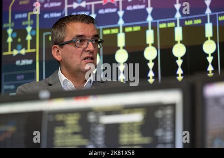 20. Oktober 2022, Sachsen, Taucha: Stephan Lowis, CEO von enviaM, steht im Kontrollraum des Verteilnetzbetreibers Mitnetz. Die rund um die Uhr besetzte Leitstelle überwacht und steuert rund 30.000 Kilometer hoch- und Mittelspannungsanlagen und rund 7.000 Kilometer Gassysteme. Von hier aus werden jährlich rund 360.000 Schaltvorgänge durchgeführt. Die enviaM-Tochter Mitnetz sichert so die Stromversorgung von 2,3 Millionen Menschen in den drei mitteldeutschen Bundesländern und Brandenburg sowie die Gasversorgung von rund 165.000 Menschen in Sachsen Stockfoto