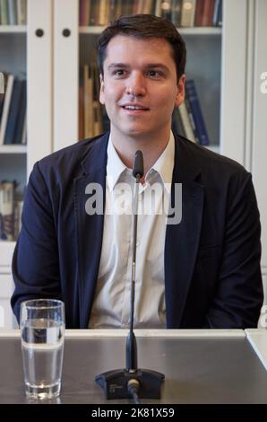 Hamburg, Deutschland. 20. Oktober 2022. Demis Volpi, Ballettdirektor des Balletts am Rhein Düsseldorf/Duisburg und Neumeiers Nachfolger, hält eine Pressekonferenz im Ballettzentrum. Der Hamburger Kultursenator führte Volpi als Nachfolger von John Neumeier als künstlerischen Leiter des Hamburger Balletts ein. Quelle: Georg Wendt/dpa/Alamy Live News Stockfoto