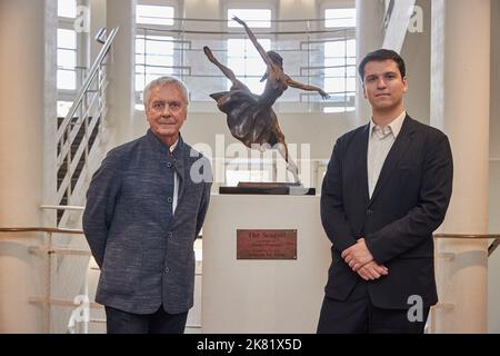 Hamburg, Deutschland. 20. Oktober 2022. John Neumeier (l.), Ballettdirektor und Chefchoreograph des Hamburg Balletts, und Demis Volpi, Ballettdirektor des Balletts am Rhein Düsseldorf/Duisburg und Neumeiers Nachfolger, stehen während einer Pressekonferenz im Ballettzentrum. Der Hamburger Kultursenator stellte Volpi als Nachfolger von John Neumeier als künstlerischen Leiter des Hamburg Balletts vor. Quelle: Georg Wendt/dpa/Alamy Live News Stockfoto