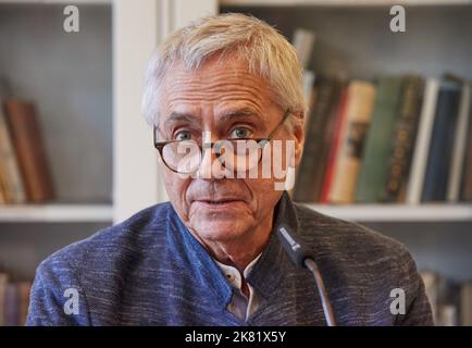 Hamburg, Deutschland. 20. Oktober 2022. John Neumeier, Ballettdirektor und Chefchoreograph des Hamburg Ballet, nimmt an einer Pressekonferenz im Ballettzentrum Teil. Der Hamburger Kultursenator stellte den Choreografen Volpi als Neumeiers Nachfolger als Intendant des Hamburger Balletts vor. Quelle: Georg Wendt/dpa/Alamy Live News Stockfoto