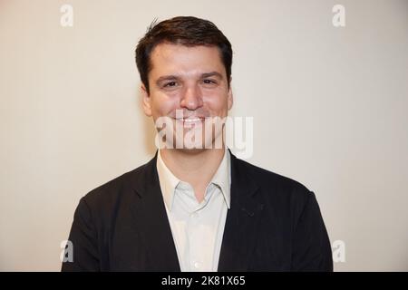 Hamburg, Deutschland. 20. Oktober 2022. Demis Volpi, Ballettdirektor des Balletts am Rhein Düsseldorf/Duisburg und Neumeiers Nachfolger, steht im Rahmen einer Pressekonferenz im Ballettzentrum. Der Hamburger Kultursenator stellte Volpi als Nachfolger von John Neumeier als künstlerischen Leiter des Hamburg Balletts vor. Quelle: Georg Wendt/dpa/Alamy Live News Stockfoto