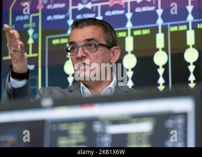 20. Oktober 2022, Sachsen, Taucha: Stephan Lowis, CEO von enviaM, steht im Kontrollraum des Verteilnetzbetreibers Mitnetz. Die rund um die Uhr besetzte Leitstelle überwacht und steuert rund 30.000 Kilometer hoch- und Mittelspannungsanlagen und rund 7.000 Kilometer Gassysteme. Von hier aus werden jährlich rund 360.000 Schaltvorgänge durchgeführt. Die enviaM-Tochter Mitnetz sichert so die Stromversorgung von 2,3 Millionen Menschen in den drei mitteldeutschen Bundesländern und Brandenburg sowie die Gasversorgung von rund 165.000 Menschen in Sachsen Stockfoto