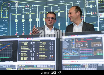 20. Oktober 2022, Sachsen, Taucha: Stephan Lowis (l.), Vorstandsvorsitzender von enviaM, und Wolfram Günther (Grüne), Energieminister in Sachsen, sprechen im Kontrollraum des Verteilnetzbetreibers Mitnetz. Die Leitwarte bei Leipzig versorgt Verbraucher aus Sachsen, Sachsen-Anhalt, Brandenburg und Thüringen mit Strom und Gas. An der Stabilität des Netzes und damit an der Versorgungssicherheit gebe es nach Angaben des sächsischen Energieministers keinen Zweifel - und das dürfte sich in absehbarer Zeit fortsetzen. Foto: Hendrik Schmidt/dpa Stockfoto