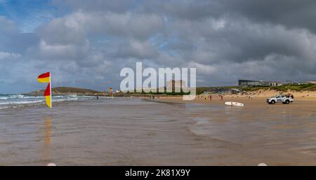 Newquay, Großbritannien - 4 September, 2022: Panoramablick auf den Fistral Beach in Newquay mit Rettungsschwimmern über die mit Flaggen gekennzeichnete Schwimmzone Stockfoto