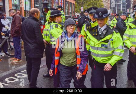 London, Großbritannien. 20.. Oktober 2022. Die Polizei verhaftete einen Protestierenden. Just Stop Oil-Aktivisten klebten ihre Hände und befestigten sich an Metallrohren an der Brompton Road vor Harrods und sprühten orangene Farbe auf die Fenster des berühmten Kaufhauses in Knightsbridge, während sie ihre Proteste fortsetzen und die Regierung fordern, keine neuen Lizenzen für fossile Brennstoffe mehr auszugeben. Kredit: Vuk Valcic/Alamy Live Nachrichten Stockfoto