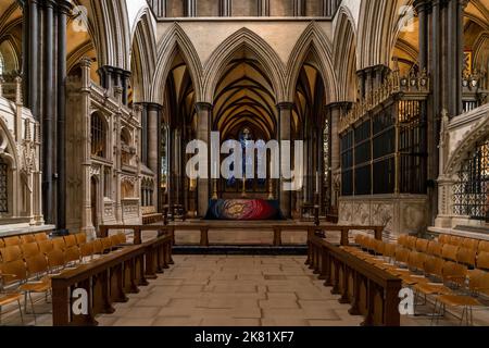 Salisbury, Vereinigtes Königreich - 8. September 2022: Blick auf den Kapellaltar der Kathedrale von Salisbury Stockfoto