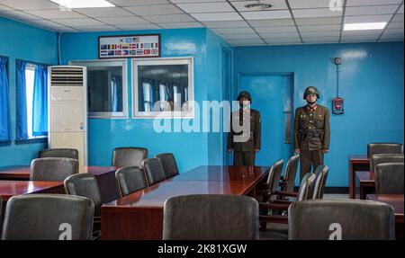 Panmunjom, Nordkorea. 17. Oktober 2016. Soldaten aus Nordkorea sahen eine Bewachung innerhalb des gemeinsamen Sicherheitsbereichs, oder des ''blauen Hauses'', von Panmunjom. Das Waffenstillstandsdorf Panmunjom innerhalb der entmilitarisierten Zone (DMZ) trennt Nord- und Südkorea seit 1953. Die militärische Demarkationslinie ist von Nordkoreas Seite aus zu sehen. (Bild: © Jasmine Leung/SOPA Images via ZUMA Press Wire) Stockfoto