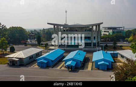Panmunjom, Nordkorea. 17. Oktober 2016. Der Überblick über Panmunjom auf der Südseite. Das Waffenstillstandsdorf Panmunjom innerhalb der entmilitarisierten Zone (DMZ) trennt Nord- und Südkorea seit 1953. Die militärische Demarkationslinie ist von Nordkoreas Seite aus zu sehen. (Bild: © Jasmine Leung/SOPA Images via ZUMA Press Wire) Stockfoto