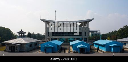 Panmunjom, Nordkorea. 17. Oktober 2016. Der Überblick über Panmunjom auf der Südseite. Das Waffenstillstandsdorf Panmunjom innerhalb der entmilitarisierten Zone (DMZ) trennt Nord- und Südkorea seit 1953. Die militärische Demarkationslinie ist von Nordkoreas Seite aus zu sehen. (Bild: © Jasmine Leung/SOPA Images via ZUMA Press Wire) Stockfoto