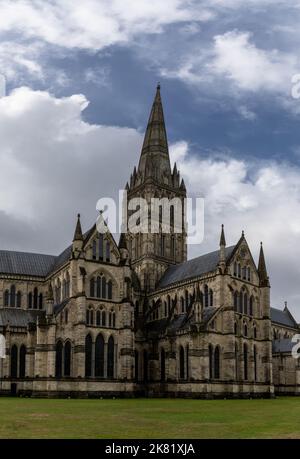 Salisbury, Vereinigtes Königreich - 8. September 2022: Vertikale Ansicht der Außenseite der historischen Kathedrale von Salisbury Stockfoto