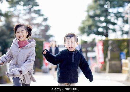 Japanische Familie am Tempel Stockfoto