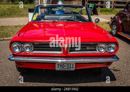 Falcon Heights, MN - 19. Juni 2022: Hochperspektivische Vorderansicht eines 1963 Pontiac LeMans Cabriolets auf einer lokalen Automobilmesse. Stockfoto