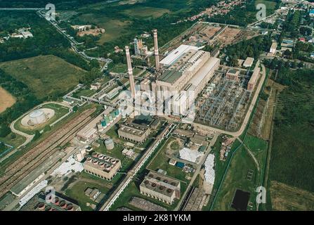 Luftdrohnenbild über Kraftwerk. Kraftwerk für erneuerbare Energien in Pecs, Ungarn Stockfoto