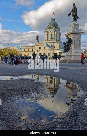 QUEBEC, KANADA, 8. Oktober 2022 : Samuel de Champlain Denkmal. Die Statue des Gründers der Stadt und die Kuppel spiegeln sich im Wasser. Stockfoto