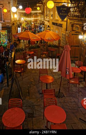 QUEBEC, KANADA, 8. Oktober 2022 : Quebec City kleine Straßen des Viertels Petit Champlain bei Nacht. Der Bezirk ist nach Samuel de Champlain benannt, der Stockfoto