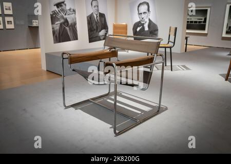 BILBAO, SPANIEN-8. AUGUST 2021: Klubsessel Wassily (Modell B3 Stuhl) von Marcel Breuer (1925-1926) Stockfoto