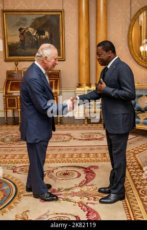 König Charles III. Bei einer Audienz mit dem Präsidenten der togolesischen Republik Faure Gnassingbe im Buckingham Palace, London. Bilddatum: Donnerstag, 20. Oktober 2022. Stockfoto
