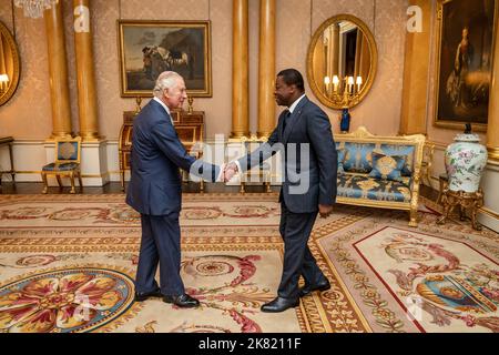 König Charles III. Bei einer Audienz mit dem Präsidenten der togolesischen Republik Faure Gnassingbe im Buckingham Palace, London. Bilddatum: Donnerstag, 20. Oktober 2022. Stockfoto