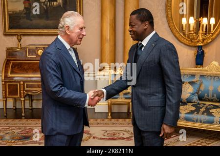 König Charles III. Bei einer Audienz mit dem Präsidenten der togolesischen Republik Faure Gnassingbé im Buckingham Palace, London. Bilddatum: Donnerstag, 20. Oktober 2022. Stockfoto