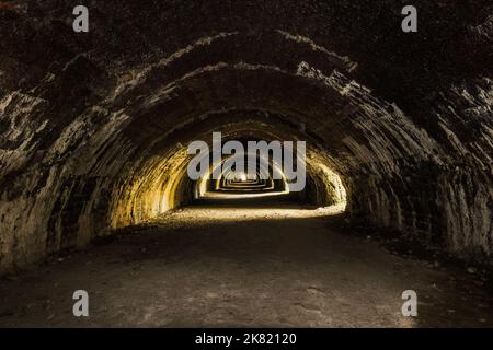 Im Inneren des alten Hoffman Kalkofens bei den Craven Lime Works - einer weniger bekannten Besucherattraktion in Stainforth in den Yorkshire Dales. VEREINIGTES KÖNIGREICH Stockfoto