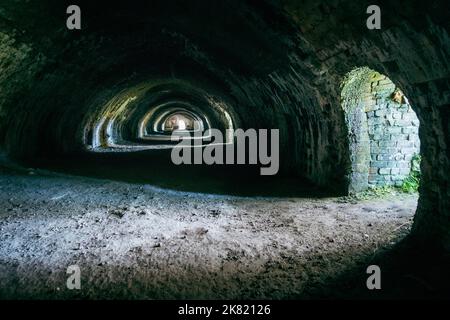 Im Inneren des alten Hoffman Kalkofens bei den Craven Lime Works - einer weniger bekannten Besucherattraktion in Stainforth in den Yorkshire Dales. VEREINIGTES KÖNIGREICH Stockfoto