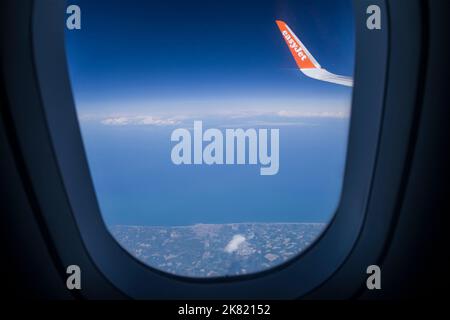 Italien, Region Apulien: Blick aus dem Fenster eines Easyjet-Flugzeugs über die Küste und die Adria Stockfoto